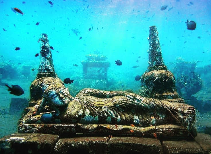Underwater statue at Gili Island